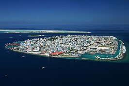 Malé, met op de achtergrond het eiland Hulhulé, waar de luchthaven ligt