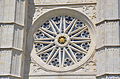 Sur la rosace du transept sud de la cathédrale Sainte-Croix d'Orléans.