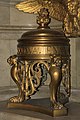 Urne décorative du tombeau du roi de Rome. Le cercueil se trouvant sous la dalle de marbre.