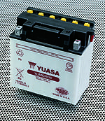 Sebuah baterai kendaraan air pribadi buatan Yuasa USA