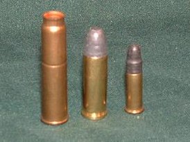 слева направо: патроны 7,62×38 мм R Наган, .32 S&W Long и .22 LR