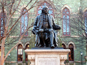 La statue de Benjamin Franklin devant le College Hall.