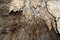 Stalaktiten und Stalagmiten im Inneren einer Höhle in Bantimurung