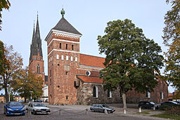 Helga Trefaldighets kyrka med Domkyrkan i bakgrunden.