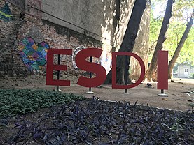 Detalhe do Jardim da Escola Superior de Desenho Industrial com letras vermelhas do logo da escola empestasse