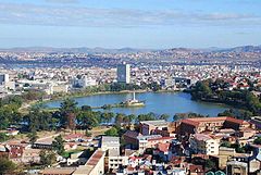 Trung tâm Antananarivo, với hồ Anosy