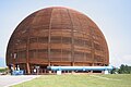 Globe of Science and Innovation am CERN bestehend aus dem Holz des Schweizer Pavillon
