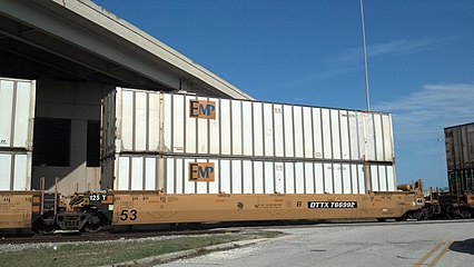 Un tren de contenedores pasando por Jacksonville, Florida, con contenedores de 53' utilizados para envíos dentro de Norteamérica. Muestra un troque compartido.