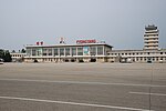 Terminal 1 e torre di controllo dell'aeroporto di Pyongyang-Sunan