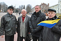 Володимир Соляр (третій зліва) із Володимиром Колінцем (другий зліва) — депутатом 1-го скликання