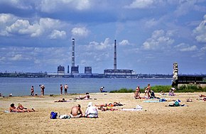 Городской пляж на берегу охладительного пруда Углегорской ТЭС