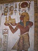 Ramesse III. obětuje bochu Chonsu