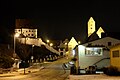 Leipheim bij nacht: links het kasteel, rechts de stadskerk