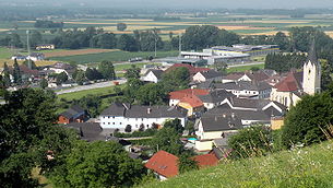 Markt Saxen, südlicher Teil, mit Blick übers Machland