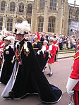 Koningin Elizabeth met de stervormige chaton van de souverein van de Orde van de Kousenband, die van haar gemaal is eenvoudiger.