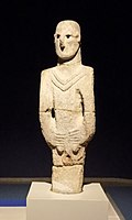 『ウルファマン』紀元前9000年頃。素材は砂岩で高さ1.8ｍ。シャンルウルファ博物館（トルコ）所蔵。