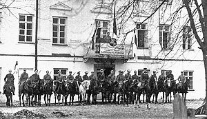 Беларускія жаўнеры перад будынкам камендатуры ў Гародні (цяпер Гродна), 1919 год