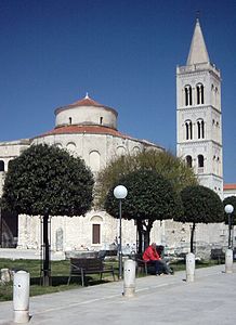 De Sint-Donatuskerk en de toren van de Sint-Anastasiakathedraal