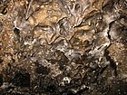 Stalactites de basalte au plafond d'un tunnel de lave.