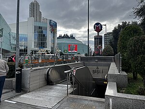 Pintu masuk stasiun Metro Istanbul di Şişli di depan Istanbul Cevahir, mal terbesar di Eropa.