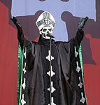 Papa Emeritus II Vit mitra med brett silvrigt kors försett med inverterat svartkantig ghostkrucifix i silver, samt svart mässhake med grön insida utsmyckad med ghostkrucifix i silver längs ytterkanten och yttre centerlinjen.