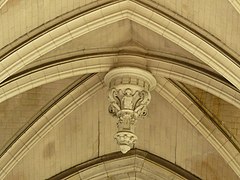 Clé de voûte pendante de l'église.