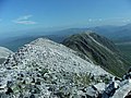 Blick vom Gipfelcairn des Beinn Liath Mhòr über den Gipfelgrat nach Südosten