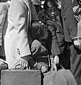 1942年5月2日 収容所行きのバスを待つ日系三世の子ども達