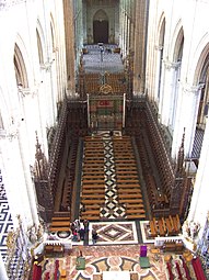 Les stalles de Notre-Dame d'Amiens vues depuis le triforium du chœur.