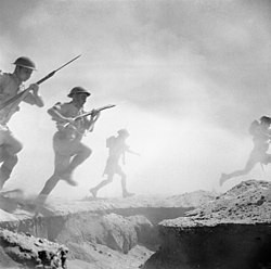 Australske "angribende" soldater, iscenesat af Britisk hærfotograf Sgt Len Chetwyn. Fra 24. oktober 1942.
