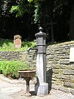 旧墓地前の泉
