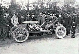 Algernon Lee Guinness sur la Darracq 200HP en 1906 (victoires à Dourdan, Gaillon, et Origny Ste-Benoite).