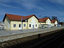 Empfangsgebäude, Bahnsteigseite