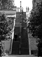 Accès à la rue Cortot depuis la rue du Mont-Cenis.