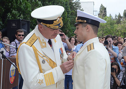 А. В. Витко вручает знак выпускнику ЧВВМУ. 18 июня 2014 года