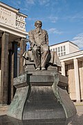 Statua Dostojevskog ispred biblioteke
