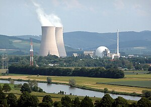 Stillgelegtes Kernkraftwerk Grohnde an der Weser: links die beiden Kühltürme, rechts das Reaktorgebäude und der Abluftkamin