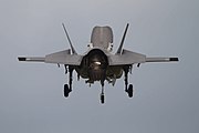 Вертикальна посадка F-35B, видно відхилене вниз сопло двигуна