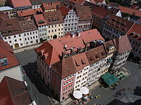 Pohled z radniční věže na Dolní rynku (Untermarkt). Uprostřed je skupina domů nazývaná Zeile (tj. buňka)