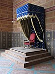 Baldaquin avec des fleurs de lys dans la salle des États du château de Blois.