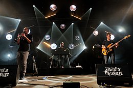 Photo des trois musiciens de Fleuves sur la scène des Vieilles Charrues.