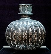 Csiszolt és feketített réz-, cink-, ólom- és ónötvözet, ezüst intarziával (bidri-technika)