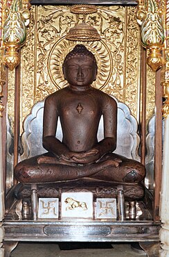 Standbeeld van 'n mediterende Mahavira in die Lotos-posisie by Shri Mahavirji, Rajasthan, Indië.