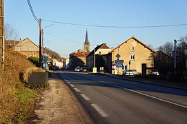 La nationale 19 passant au pied de la colline à l'entrée de Ronchamp.