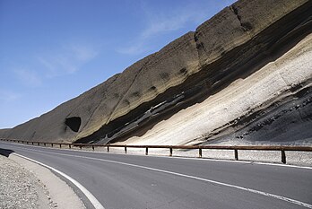 Strates de roche volcanique à Tenerife. (définition réelle 2 943 × 1 970)