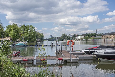 Blick über den hier 170 Meter breiten Main am Ruder-Club Franken 1882