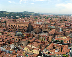 La Basilique San Petronio et la Piazza Maggiore, à Bologne. (définition réelle 2 648 × 2 112)