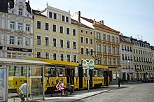 Barevná fotografie autobusové zastávky na náměstí v Görlitz