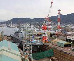 Japanin laivaston alus JS Ise (DDH-182) kunnostettavana IHI:n laivastotelakalla nr. 4 Kuressa.
