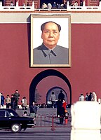 I flere diktaturer har det vært vanlig å dyrke lederen som en halvgud og spre portretter overalt. Bildet viser kommunist-Kinas grunnlegger Mao Zedong utenfor Den forbudte by i Beijing.